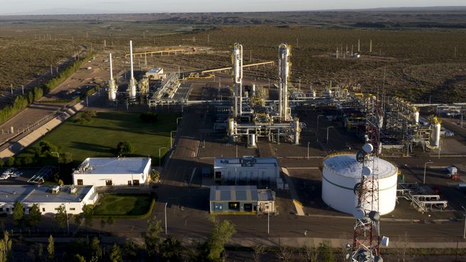 El CEO de la empresa, Tomás Córdoba, sostuvo que el proyecto busca consolidar una estrategia de largo plazo orientada a agregar valor al gas natural y aumentar la capacidad exportadora del país.