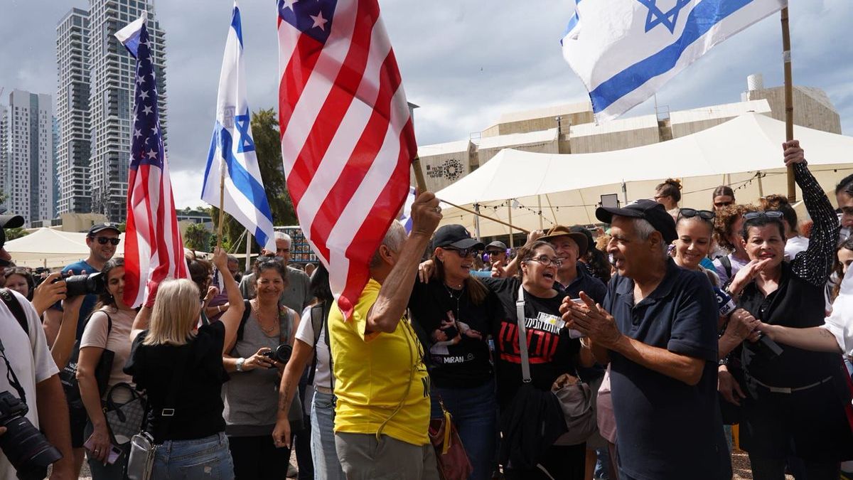 Thousands of people celebrate in Tel Aviv the agreement to release hostages in Gaza