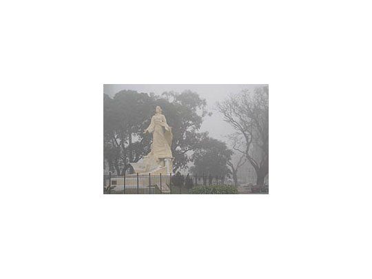 La niebla vuelve a complicar los vuelos y el tránsito