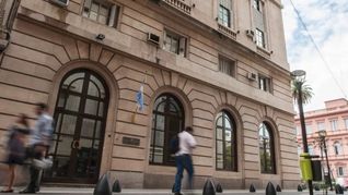 El amparo también cuestiona que el DNU elimina las fronteras entre la inteligencia estratégica y la seguridad interior, unificando organismos con lógicas y finalidades distintas. El amparo también cuestiona que el DNU elimina las fronteras entre la inteligencia estratégica y la seguridad interior, unificando organismos con lógicas y finalidades distintas.