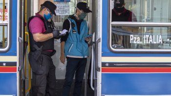 Personal policial continúa realizando controles a quienes transitan por la ciudad en el marco de la cuarentena