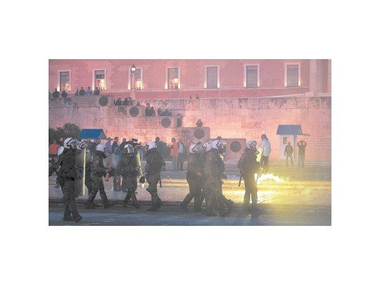 El Parlamento griego llamó a discutir el pedido del FMI ayer domingo. Desde temprano, manifestantes se movilizaron en contra de la reforma. Hubo incidentes.