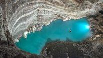 El lago termal se encuentra en el valle de montañas que divide Albania y Grecia, en la región de Vromoner.