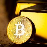 Gracias a sus inversiones, ganó miles de dólares y pudo comprar una casa para su familia. Gracias a sus inversiones, ganó miles de dólares y pudo comprar una casa para su familia.