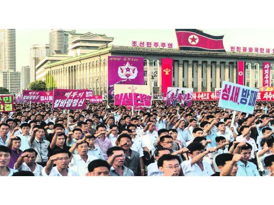 POSTAL TOTALITARIA. Masas organizadas, cotillón bélico, consignas agresivas. Así prepara a su población en plena crisis nuclear el régimen de Corea del norte.