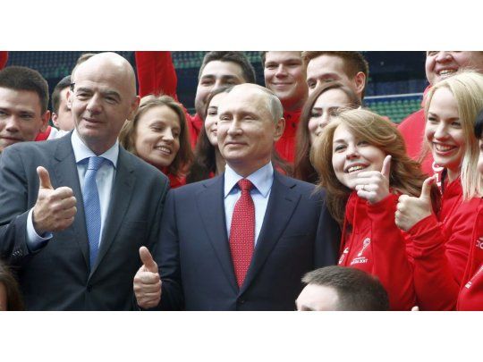 Pulgares arriba. Infantino y Putin parecen aprobar las obras realizadas para el Mundial Rusia 2018.