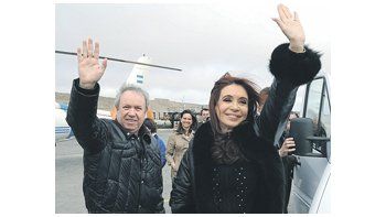 La jefa de Estado llegó ayer desde El Calafate hasta Caleta Olivia acompañada por el gobernador de Santa Cruz y candidato a la reelección, Daniel Peralta.