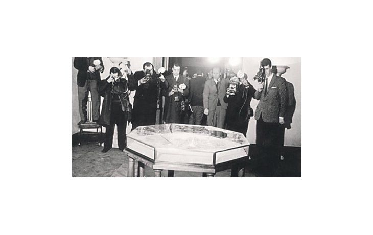 ámbito.com | Imagen de archivo de 1963: curiosos y pesquisas revisan la vitrina del Museo Nacional, de donde se había robado el sable corvo de San Martín.