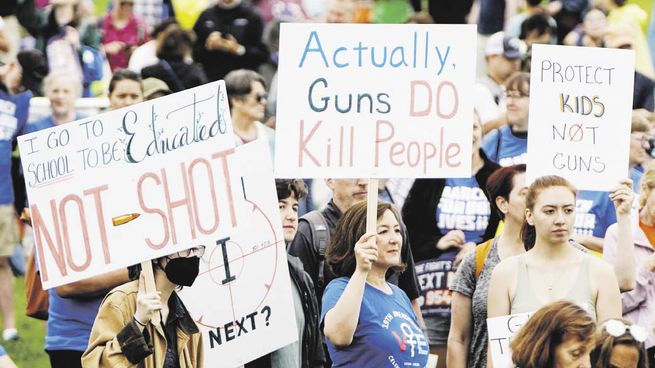 CLAMOR. Una multitud participó de manifestaciones en todo el país para reclamar mayores controles para la venta de esos dispositivos.