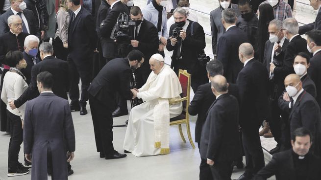 CONTACTO. El papa Francisco permaneció sentado ayer durante la tradicional audiencia de los miércoles debido a una inflamación en una de sus rodillas.