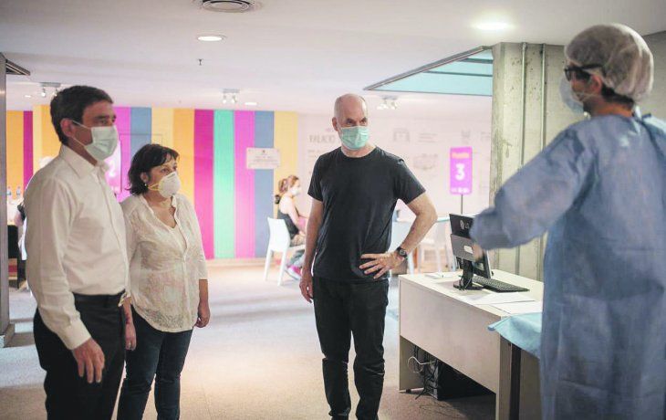 Test. Horacio R. Larreta, Fernán Quirós y Graciela Ocaña visitaron ayer el nuevo Centro de Testeo para Docentes en la Usina del Arte, con motivo de la vuelta a la presencialidad en las escuelas.
