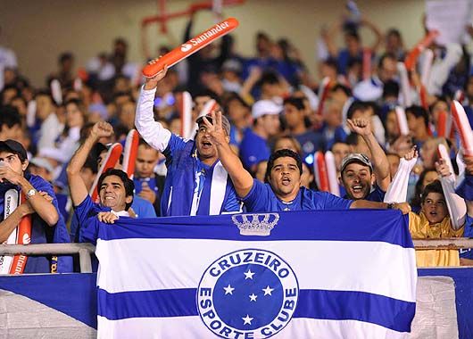Torcida. Cruzeiro no se quedó atrás y llenó el Mineirao.