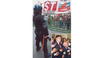 ámbito.com | Dentro de la Legislatura, confusión y discusiones. Fuera fuerte despliegue policial. Ariel Schifrin, entre otros, intentaron archivar la ley contravencional con un escribano en el recinto.