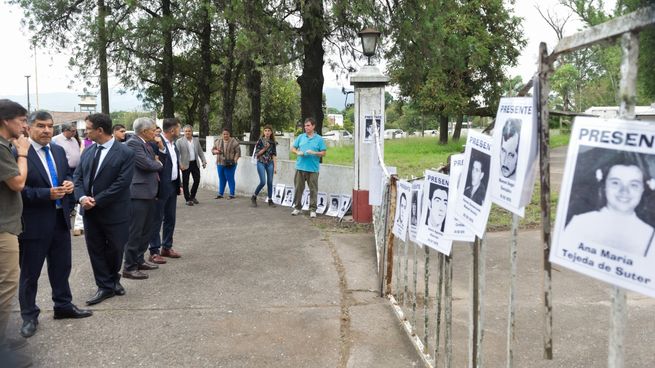 Familiares de desaparecidos de Tafí Viejo colgaron fotos de víctimas y las autoridades se acercaron para conocer sus historias. Fotos: Gentileza Legislatura de Tucumán / Nicolás López.
