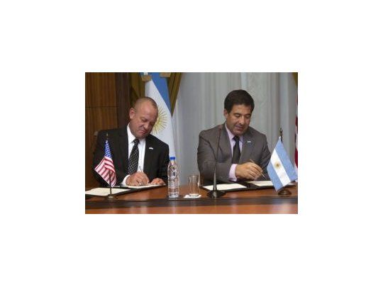 El director de la Oficina de Operaciones Protección de Aduanas y Fronteras de EEUU, Daniel Stajcar, y el titular de la AFIP, Ricardo Echegaray, firmando el memorando.