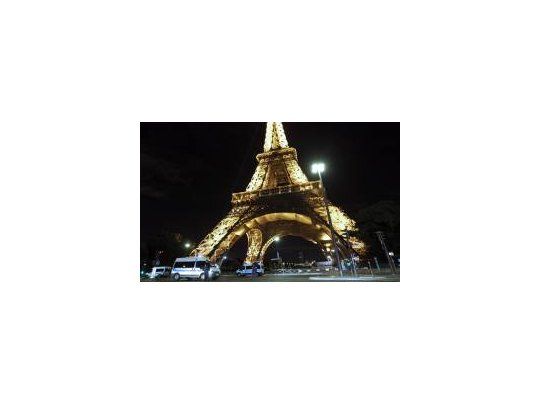 Unidades especializadas llegaron al lugar para inspeccionar piso por piso la Torre Eiffel, dijo un portavoz de la policía de París.