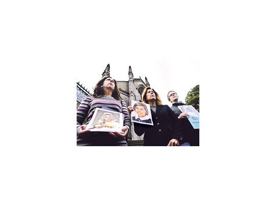 Militantes de una organización de víctimas de abusos por parte de sacerdotes se manifestaban ayer en la catedral Saint Mary de Edimburgo, un día antes de la llegada de Benedicto XVI al Reino Unido.