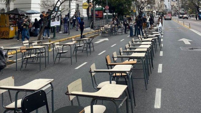 Estudiantes y docentes de la Facultad de Economía de la UBA protestan en la calle