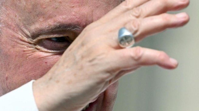 Tras su fallecimiento, anularon el anillo que llevaba el papa Francisco.&nbsp;