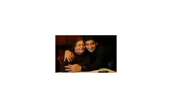 Abrazo. Diego Maradona y Dalma Franco, Doña Tota, en épocas más felices.