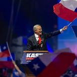 “Esperamos junto a un gran equipo de ministros, subsecretarios, delegados regionales, poder realizar todas las gestiones para ir recuperando la institucionalidad para que cada chileno sienta más paz, orden y se dé cuenta de que Chile tiene una gran oportunidad de crecer”, expresó Kast. “Esperamos junto a un gran equipo de ministros, subsecretarios, delegados regionales, poder realizar todas las gestiones para ir recuperando la institucionalidad para que cada chileno sienta más paz, orden y se dé cuenta de que Chile tiene una gran oportunidad de crecer”, expresó Kast.