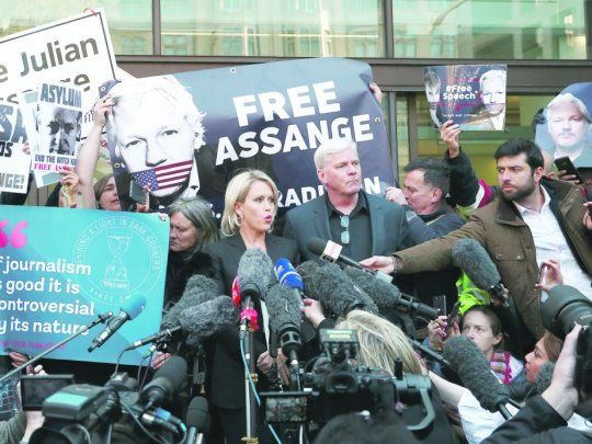 indignación. Kristinn Hrafnsson, editora jefa de WikiLeaks, expresa ante la prensa y en las puertas de los tribunales de Westminster sus quejas por la detención de Julian Assange.