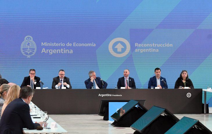 Alberto Fernández, con su equipo económico: Tenemos una formidable oportunidad para el futuro en energía y alimentos.
