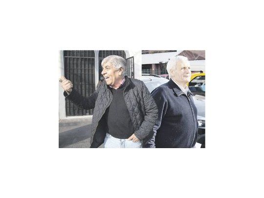 Aprontes. Hugo Moyano sale del encuentro escudado por Antonio Caló. Junto con el sector de Barrionuevo preparan un documento crítico al Gobierno. Deslizaron partes del texto como presión por fondos para obras sociales.