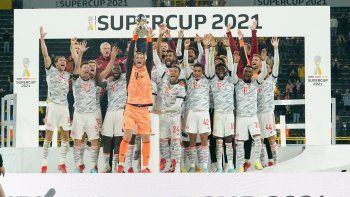 Bayern Munich levanta el trofeo de la Supercopa de Alemania.