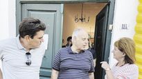 dupla. La presidenta del PRO, Patricia Bullrich, junto al exsecretario de Energía y actual intendente bonaerense, Javier Iguacel, en diálogo con vecinos. La exlegisladora estará hoy de recorrida por la costa.