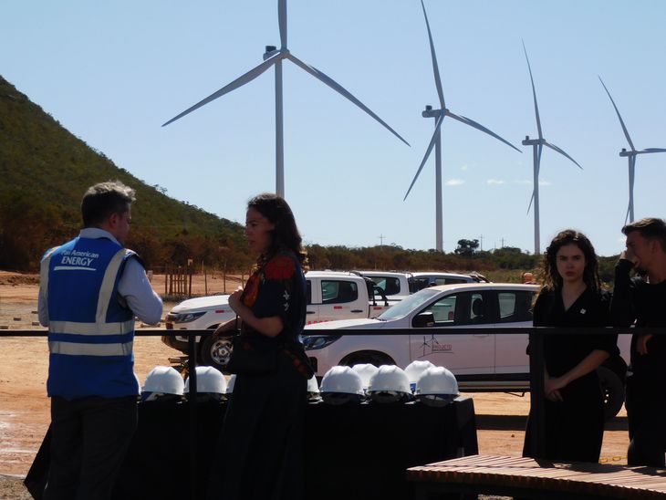 Todas las personas que particiaron de una recorrida por el parque eólico y una visita a la subestación eléctrica recibieron instrucciones y elementos de seguridad, como los cascos y chalecos. Todas las personas que particiaron de una recorrida por el parque eólico y una visita a la subestación eléctrica recibieron instrucciones y elementos de seguridad, como los cascos y chalecos.
