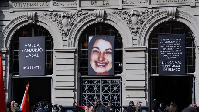Se despidieron los restos de Amelia Sanjurjo en la explanada de la Universidad de la República.