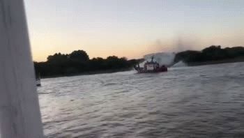 impactante video: se incendio yate en tigre con 11 personas a bordo
