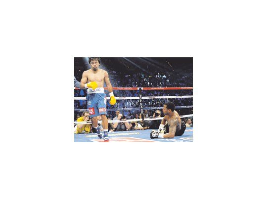 Manny Pacquiao tira a la lona al estadounidense Shane Mosley y comienza a gestar la victoria en Las Vegas.