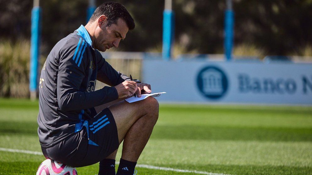 Scaloni sigue de cerca la evolución de varios futbolistas que arrastran molestias físicas.