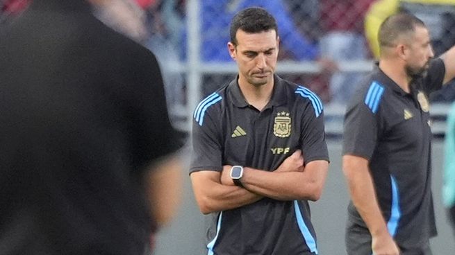 Scaloni reclamó por el estado del campo de juego ante Venezuela.