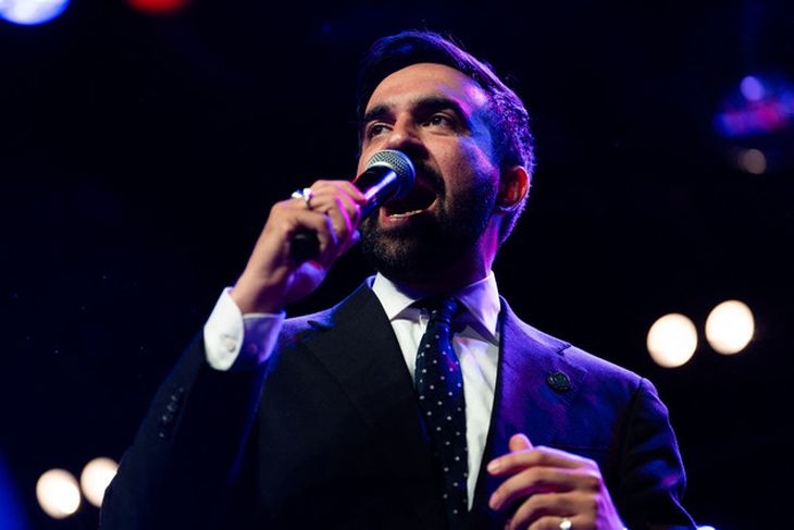 De familia Indú, nacido en Uganda, padre profesor universitario y madre cineasta, Zohran Mamdani podría convertirse en el primer alcalde musulmán -es practicante- dela ciudad de Nueva York. De familia Indú, nacido en Uganda, padre profesor universitario y madre cineasta, Zohran Mamdani podría convertirse en el primer alcalde musulmán -es practicante- dela ciudad de Nueva York.