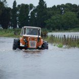 Bolívar, Nueve de Julio, Carlos Casares y Tapalqué sufriendo fuertes inundaciones. Bolívar, Nueve de Julio, Carlos Casares y Tapalqué sufriendo fuertes inundaciones.