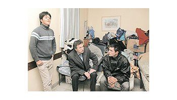ámbito.com | Mauricio Macri, ayer, en campaña en el Hospital de Niños Ricardo Gutiérrez, junto a padresque tienen internados allí a sus hijos.