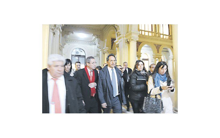 ámbito.com | Daniel Scioli pasó ayer por Casa Rosada y se vio con Carlos Zannini, a quien anteayer presentó como su compañero de fórmula. En Gobierno faltaba el otro actor: Florencio Randazzo, que demoró anuncios para hoy.