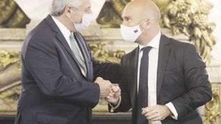 Embajadores. Alberto Fernández recibió ayer en la Casa Rosada al embajador de la Unión Europea, Amador Sánchez Rico.