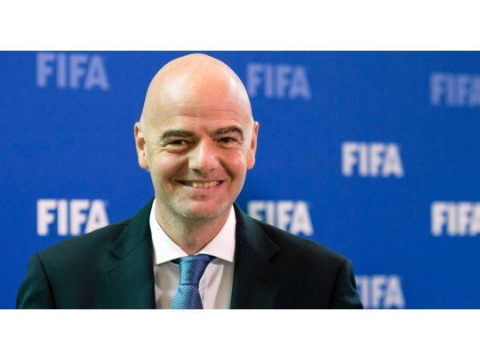 Infantino expresó: Estoy feliz, es mi primera vez aquí en Argentina. Ya sé el camino para venir y lo haré de nuevo. Hasta el agua en la mesa es albiceleste.