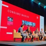 El panel de empresarios que analizó la realidad del consumo masivo en la ExpoEFI. El panel de empresarios que analizó la realidad del consumo masivo en la ExpoEFI.