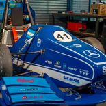 El monoplaza fue diseñado, desarrollado y construido por integrantes de FIUBA Racing, un proyecto interdisciplinario que reúne alumnos de Ingeniería Mecánica, Electrónica, Informática e Industrial, además de estudiantes de Diseño de Imagen y Sonido y colaboradores de Marketing y Comunicación. El monoplaza fue diseñado, desarrollado y construido por integrantes de FIUBA Racing, un proyecto interdisciplinario que reúne alumnos de Ingeniería Mecánica, Electrónica, Informática e Industrial, además de estudiantes de Diseño de Imagen y Sonido y colaboradores de Marketing y Comunicación.