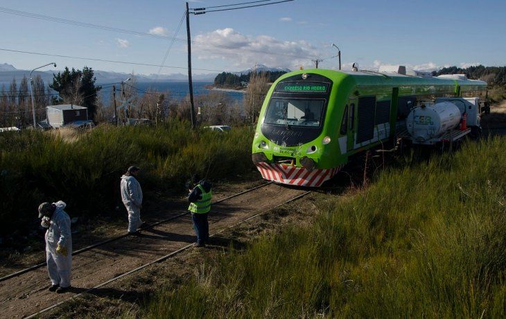imprudente: un camion cruzo sin mirar y fue embestido por un tren