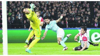 Voló en vano. El arquero del Feyenord no puede impedir que el remate del “Kun” Agüero termine en gol. Manchester City ganó 4 a 0.