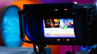 El amuleto de Martinoli aparece en otra cadena y sacude los planes de TV Azteca El amuleto de Martinoli aparece en otra cadena y sacude los planes de TV Azteca
