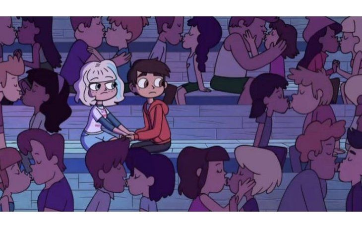 Star. La serie se emite por el canal Disney XD. La escena muestra a muchas parejas besándose; entre ellas, dos gays.