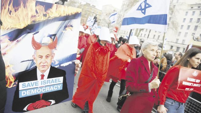 REPUDIO. Benjamin Netanyahu ha estado bajo presión los últimos dos meses. Lejos de aminorar, las protestas crecen.