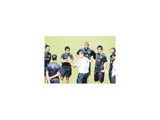 Julio César Falcioni dirige la orquesta. El técnico explica cómo jugarle a Vélez.